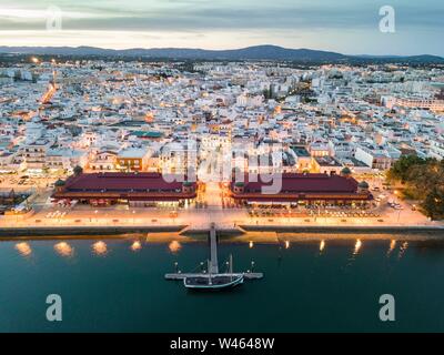 Blick auf die stadt mit zwei Gebäuden am Abend, Fluss Ria Formosa, Olhao, Algarve, Portugal Stockfoto