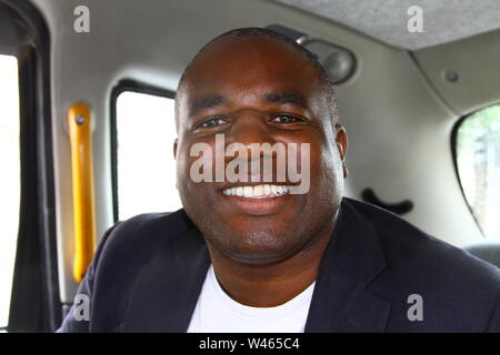 DAVID LAMMY MP SITZT AUF DEM RÜCKSITZ EINES SCHWARZEN LONDONER TAXI CAB AN SEINEM GEBURTSTAG AM 19TH. JULI 2019. ARBEITERPARTEI MPS. MITGLIED DES PARLAMENTS FÜR TOTTENHAM, LONDON. MINISTER. BRITISCHE POLITIKER.BRITISCHE POLITIK. TOTTENHAM RUSSELL MOORE PORTFOLIO-SEITE. Stockfoto