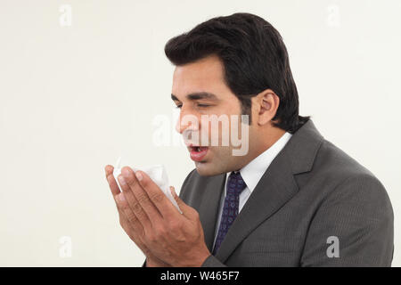 Geschäftsmann, Niesen Stockfoto