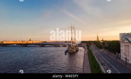 St. Petersburg, Russland, Blick von der Drohne auf dem zentralen Ufer der Newa. Segelschiff bei Sonnenuntergang. Stockfoto