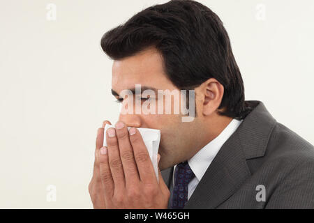 Geschäftsmann, die Nase mit Seidenpapier Stockfoto