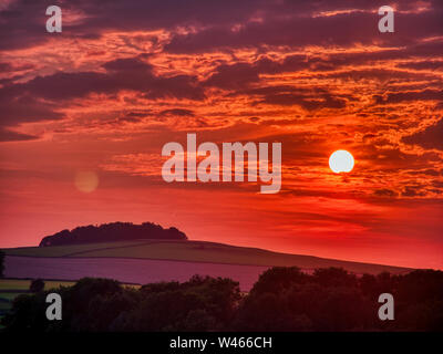 Wetter Großbritannien: Seltsam dunstigen rot Sonnenuntergang über Aleck Niedrig gibt das Aussehen von zwei Sonnen oder die vollständige buck Mond brechenden 180 Grad um die Erde. Es ist nicht lens flare als gibt es Wolken über die zweite Sonne 16.07.2019, Aleck Niedrig, Schuß aus der Nähe von Minninglow Parkplatz, Pikehall, Nationalpark Peak District, Derbyshire, Großbritannien Stockfoto