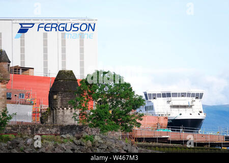 Port Glasgow, Inverclyde/Schottland - 20. Juli 2019: Ferguson Marine Schiffbau von der schottischen Regierung Gebäude Calmac Fähre nach nationalisiert werden Stockfoto