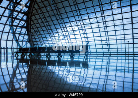 Silhouette metall Struktur des modernen Gebäude Architektur und leere Stühle warten mit dem morgendlichen Sonnenlicht ähnlich wie Raumschiff Interieur. Abstrakte Modus Stockfoto