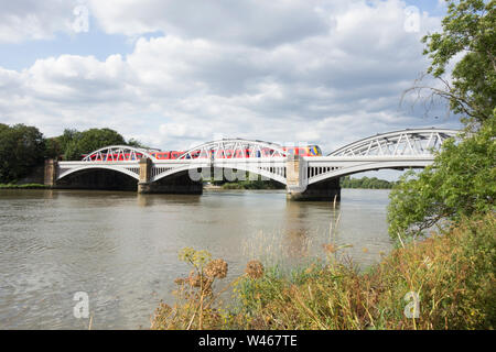 Ein South Western Railway Zug passiert über Joseph Locke's Barnes Eisenbahnbrücke, Barnes, London, UK Stockfoto