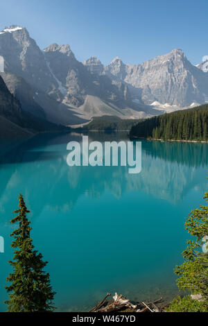 Porträtblick auf Moraine Lake mit Reflexionen der Berge, Alberta, Kanada Stockfoto