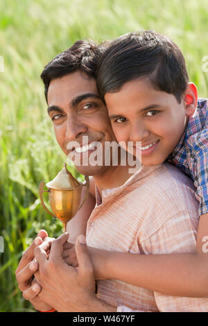 Porträt einer ländlichen Familie lächelnd Stockfoto