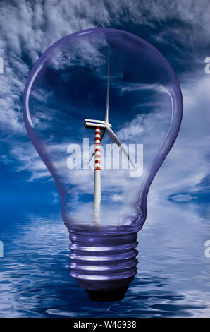 Silhouette einer Glühbirne an der Spitze. Im Hintergrund eine Windkraftanlage in einer Landschaft mit der Himmel und das blaue Meer Stockfoto