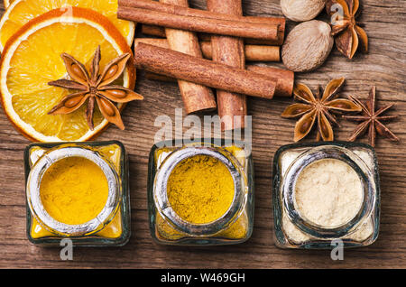 Immer noch leben. Ansicht von oben Zusammensetzung mit verschiedenen Arten von Gewürzen mit hellen Farben, einschließlich Ingwer, Gelbwurz und Curry auf der rustikalen Holztisch Stockfoto