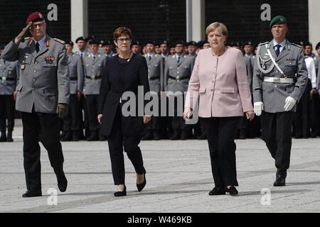 Berlin, Deutschland. 20. Juli 2019. Annegret Kramp-Karrenbauer (2. von links), der Vorsitzende der CDU, geht zusammen mit Bundeskanzlerin Angela Merkel (CDU), an das Gelöbnis im Bendlerblock. Das gelübde findet in Erinnerung an den Widerstand gegen die nationalsozialistische Gewaltherrschaft anlässlich des 75. Jahrestags des gescheiterten Attentats auf Adolf Hitler am 20. Juli 1944. Quelle: Michael Kappeler/dpa/Alamy leben Nachrichten Stockfoto