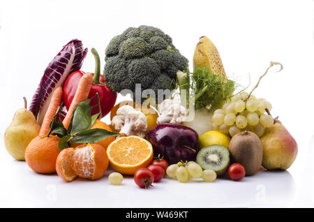 Vegetarische Ernährung. Gruppe von Gemüse und frisches Obst aus dem weissem Hintergrund Stockfoto