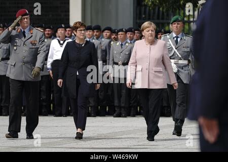 Berlin, Deutschland. 20. Juli 2019. Annegret Kramp-Karrenbauer (2. von links), der Vorsitzende der CDU, geht zusammen mit Bundeskanzlerin Angela Merkel (CDU), an das Gelöbnis im Bendlerblock. Das gelübde findet in Erinnerung an den Widerstand gegen die nationalsozialistische Gewaltherrschaft anlässlich des 75. Jahrestags des gescheiterten Attentats auf Adolf Hitler am 20. Juli 1944. Quelle: Michael Kappeler/dpa/Alamy leben Nachrichten Stockfoto