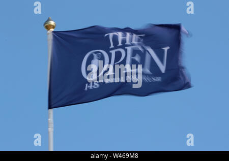 Eine der offenen Flagge weht im Wind am Tag drei der Open Championship 2019 im Royal Portrush Golf Club. Stockfoto