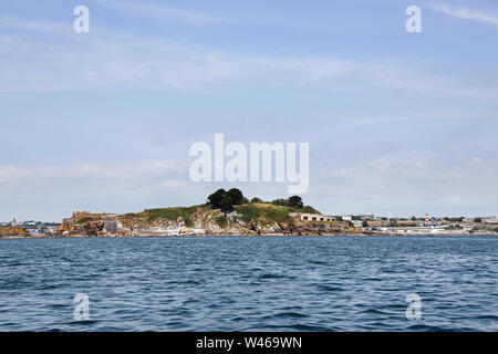 Im Süden der Insel, die als Drakes aus Plymouth Sound mit der Hacke im Hintergrund zu sehen. Die Planungsgenehmigung für Luxus Hotel. Geschützt Säbelschnäbler. Stockfoto