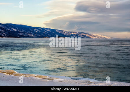 Eisschollen schwimmen auf der Nebel Wasser in den Baikalsee. Sonnenuntergang Stockfoto