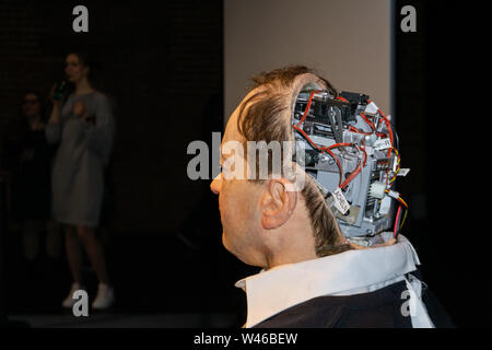 Moskau, Russland, 12. Februar 2019: Cyborg, Klonen, Roboter Android und künstliche Konzept - Thomas Melle, nach der Show "Uncanny Valley", Rimini Proto Stockfoto