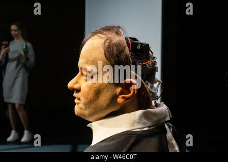 Moskau, Russland, 12. Februar 2019: Cyborg, Klonen, Roboter Android und künstliche Konzept - Thomas Melle, nach der Show "Uncanny Valley", Rimini Proto Stockfoto