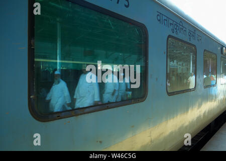 Spiegelung der Fahrgäste im Zugfenster Stockfoto