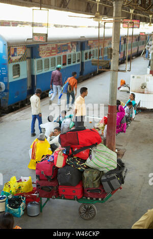 Passagiere warten auf eine Plattform, Indien Stockfoto