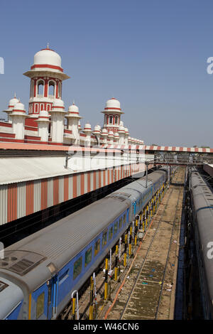 Erhöhte Ansicht eine Züge am Bahnsteig, Lucknow, Uttar Pradesh, Indien Stockfoto