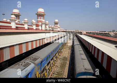 Erhöhte Ansicht eine Züge am Bahnsteig, Lucknow, Uttar Pradesh, Indien Stockfoto