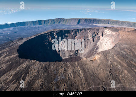 Am frühen Morgen Luftaufnahme der Krater und Kegel des Piton de la Fournaise, einer der aktivsten Vulkane der Welt. La Reunion. Stockfoto