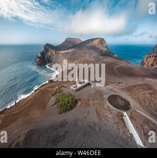 Blick über den Vulkan Capelinhos, Leuchtturm von Ponta Dos Capelinhos auf der westlichen Küste auf die Insel Faial, Azoren, Portugal an einem sonnigen Tag mit blauen Himmel und Stockfoto