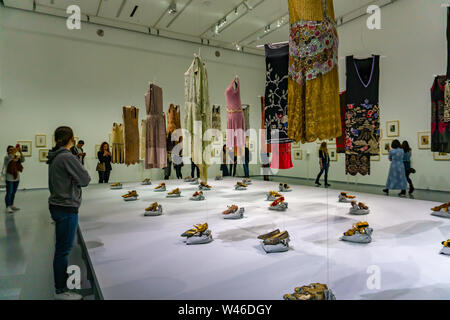 Moskau, Russland-29 Mar 2019: Blick auf vintage Schuhe und Kleider an der Shoe Museum zur Geschichte der Fußbekleidung gewidmet Stockfoto