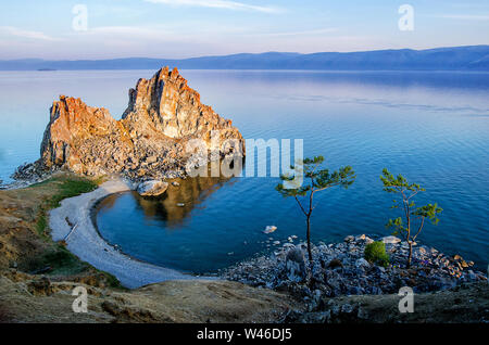 Sommer Sonnenuntergang über Fels von shamanka Burhan auf der Insel Olchon im Baikalsee, Russland Stockfoto