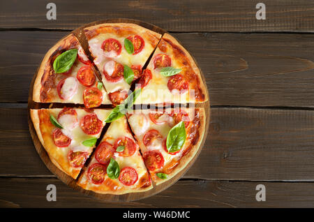 Geschnitten Pizza Margarita auf Holztisch, Ansicht von oben Stockfoto