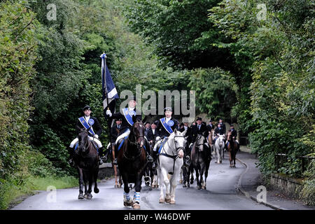 Kelso, Schottland, Großbritannien. Juli 2019 20. Kelso Civic Woche - yetholm Ride Out, Kelso. Kelso Laddie Mark Henderson trägt die Stadt Flagge (Standard) vor der 200 starke montiert Kavalkade mit RHM Sean Haken (2018 KL), Craig Logan (2017-KL), auf der Fahrt zu Yetholm Samstag, 20. Juli 2019. (Bild: Rob Grau): Rob Grau/Alamy leben Nachrichten Stockfoto