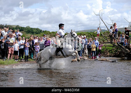 Kelso, Schottland, Großbritannien. Juli 2019 20. Kelso Civic Woche - yetholm Ride Out, Kelso. Eine junge Reiter galoppiert durch den Fluss wie die Kavalkade der 200 Furten der Bowmont Wasser hinter Kelso Civic Woche, 2019 Kelso Laddie, Mark Henderson mit RHM Sean Haken (2018 KL), Craig Logan (2017-KL), auf der Fahrt zu Yetholm Samstag, 20. Juli 2019. (Bild: Rob Grau): Rob Grau/Alamy leben Nachrichten Stockfoto