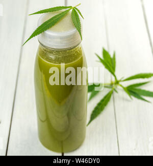 CBD Cannabis hanf Smoothie trinken mit treibt auf Holztisch infundiert Stockfoto