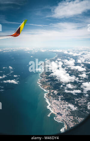 Lissabon, Portugal - 15. Juli 2019: Boeing 737 von Tap Airlines Flug über die Küste von Portugal Lissabon Region betrieben. Luftaufnahme Stockfoto