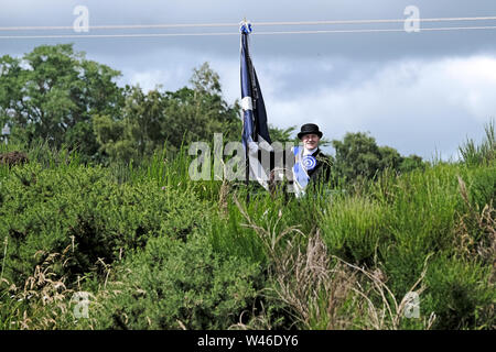 Kelso, Schottland, Großbritannien. Juli 2019 20. Kelso Civic Woche - yetholm Ride Out, Kelso. Kelso Laddie Mark Henderson trägt die Stadt Flagge (Standard), wie Er durchschreitet die Bowmont Wasser vor der 200 starke montiert Kavalkade mit RHM Sean Haken (2018 KL), Craig Logan (2017-KL), auf der Fahrt zu Yetholm Samstag, 20. Juli 2019. (Bild: Rob Grau): Rob Grau/Alamy leben Nachrichten Stockfoto