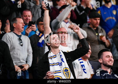 Bankwest Stadion, Sydney, Australien. 20. Juli 2019. Internationale Fußball-Match, Western Sydney Wanderers FC gegen Leeds United, der Leeds Fans feiern ihre Mannschaft eine Leitung 1-0 Credit: Aktion plus Sport/Alamy leben Nachrichten Stockfoto