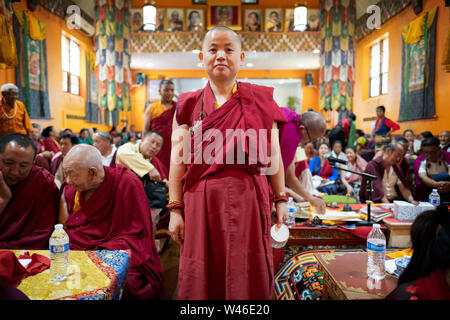 Stellen Portrait von einem sehr jungen Suchen nepalesischen Sherpa buddhistische Nonne mit einem rasierten Kopf an einem Tempel in Elmhurst Queens, New York. Stockfoto