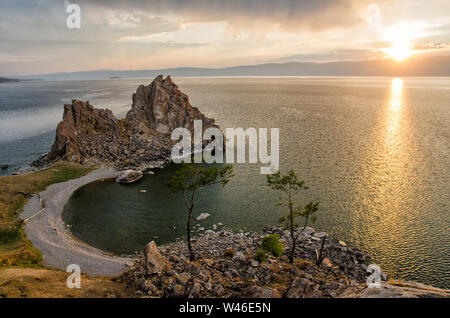 Sommer Sonnenuntergang über Fels von shamanka Burhan auf der Insel Olchon im Baikalsee, Russland Stockfoto