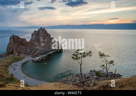 Sommer Sonnenuntergang über Fels von shamanka Burhan auf der Insel Olchon im Baikalsee, Russland Stockfoto