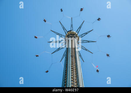 Leute genießen Sie eine Fahrt mit der Prater Turm, eine 117 Meter hohe vertikale Kette Karussell im Prater, Wien, Österreich Stockfoto