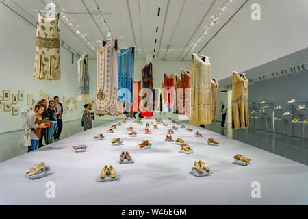 Moskau, Russland-29 Mar 2019: Blick auf vintage Schuhe und Kleider an der Shoe Museum zur Geschichte der Fußbekleidung gewidmet Stockfoto
