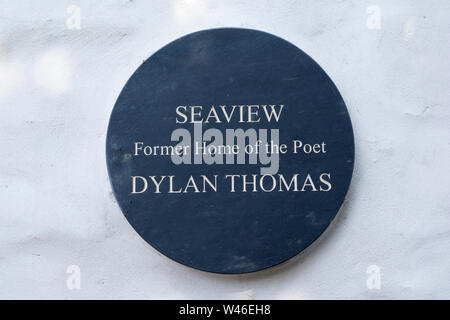 Eine blaue Plakette Kennzeichnung der ehemaligen Heimat von Dylan Thomas, Laugharne, Carmarthenshire, Wales, Großbritannien Stockfoto