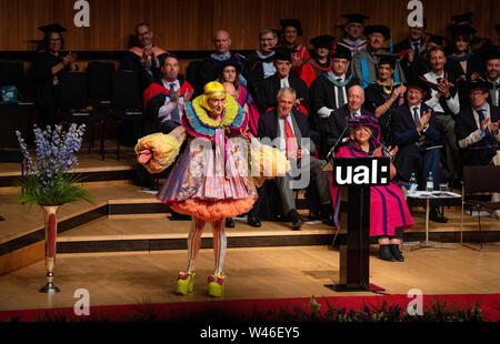 London, Großbritannien. Juli 2019 19. Grayson Perry als Kanzler der Universität der Künste London (UAL) auf der Preisverleihung in der Royal Festival Hall-19 Juli 2019 Der Künstler Grayson Perry CBE, RA, als Kanzler der UAL mit beraubt und Kollegen aus UAL Turner Prize-winning Artist und UAL Bundeskanzler Grayson Perry hat seine neue debütierte 2019 Bundeskanzler Roben speziell für ihn von London College Mode MA Kostüme für Schüler konzipiert, Rachele Terrinoni. Credit: Brian Harris/Alamy leben Nachrichten Stockfoto