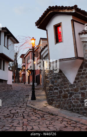 Nacht Blick auf Dr. Chomakov Straße in der Altstadt von Plovdiv, Bulgarien. Die Lodge auf der rechten Seite gehört zur Regionalen Ethnographischen Museum von Plovdiv Stockfoto