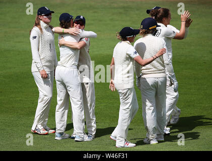 England's Amy Jones Fänge Australiens Beth Mooney und feiert mit England Kapitän Heather Ritter am Tag drei der Frauen Asche Test Match an der Cooper Associates County, Taunton. Stockfoto