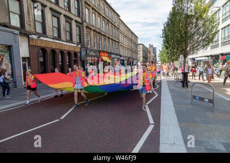 Glasgow, Vereinigtes Königreich. Juli 2019 20. Die erste Mardi Gla LGBT Pride Event startet mit einem Marsch von der Glasgow Kelvingrove Park auf dem George Square. Danach ein Line up der Unterhaltung ist am Mardi Gla Festival Hub in der Universität Strathclyde student union geplant. Stockfoto