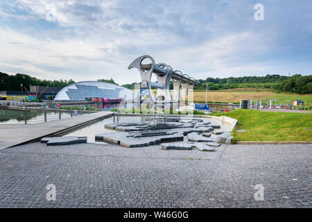 Das Falkirk Wheel in Schottland ist ein rotierender Kanal Boot heben Sie eine Form von Hochhaus lock Anschluss der Forth-and-Clyde-Kanal mit der Union Canal. Stockfoto