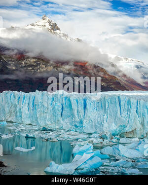 Eisberg Reflexion in Argentino See. Der Perito Moreno Gletscher. Provinz Santa Cruz, Argentinien. Anden Stockfoto