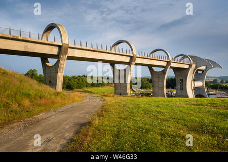 Das Falkirk Wheel in Schottland ist ein rotierender Kanal Boot heben Sie eine Form von Hochhaus lock Anschluss der Forth-and-Clyde-Kanal mit der Union Canal. Stockfoto