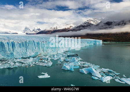 Der Perito Moreno Gletscher ist eine der wichtigsten touristischen Attraktionen im argentinischen Patagonien. Argentino See. Stockfoto